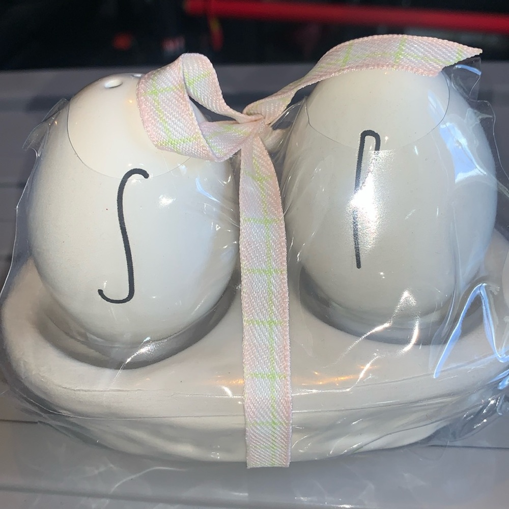 Rae Dunn salt and pepper shakers